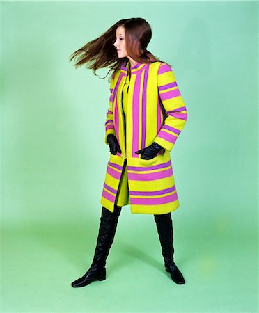 PORTE DES ANNÉES 1960 JEUNE FEMME VENT CHEVEUX TISSU VERT STRIPE PURPLE COAT CUISSARDES Photographie de stock - Rights-Managed, Code: 846-03165992