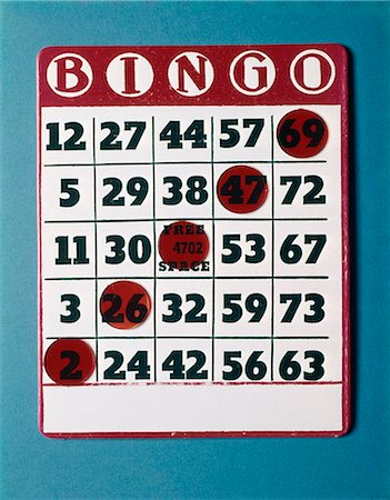 CARTE DE BINGO DES ANNÉES 1960 AVEC DES MARQUEURS ROUGES DANS UN JEU GAGNANT Photographie de stock - Rights-Managed, Code: 846-03166016