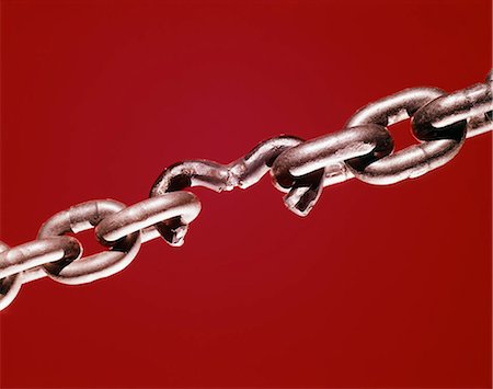 BROKEN LINK OF CHAIN RED BACKGROUND Stock Photo - Rights-Managed, Code: 846-03166068