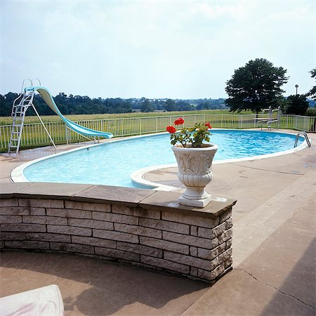 ANNÉES 1960 REIN EN FORME DE COUR ARRIÈRE AVEC PISCINE ET PATIO Photographie de stock - Rights-Managed, Code: 846-03166081