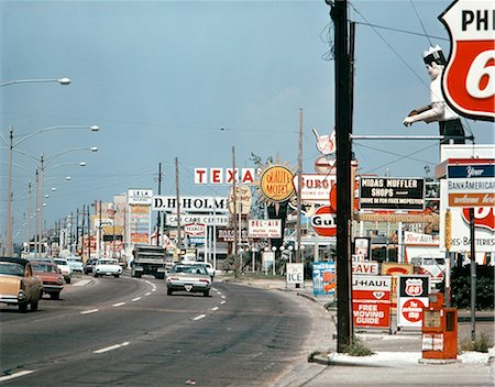 1960s SIGNS ALONG CHEF MENTEUR HIGHWAY NEW ORLEANS LA SUBURBAN SHOPS FAST FOOD MOTELS GAS BUSY CLUTTER AMERICANA Fotografie stock - Rights-Managed, Codice: 846-03166093