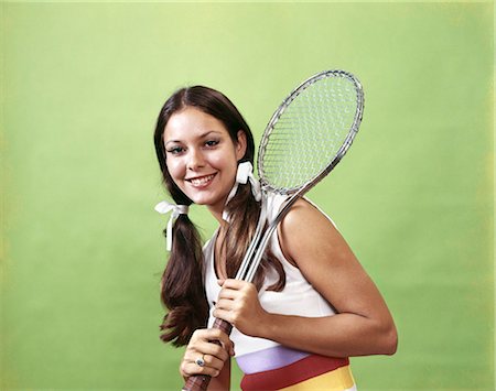 raqueta de tenis - ANNÉES 1970 BRUNETTE JEUNE FEMME PIGTAILS SOURIANT TENUE TENNIS RACKET Photographie de stock - Rights-Managed, Code: 846-03166116
