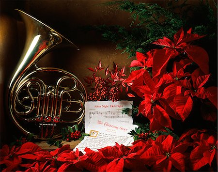 THE CHRISTMAS STORY AND SHEET MUSIC WITH FRENCH HORN AND POINSETTIAS Foto de stock - Direito Controlado, Número: 846-03166204