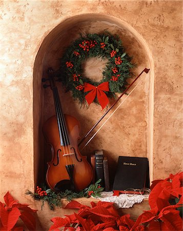 NOËL NATURE MORTE VIOLON LIVRES BIBLE ET LA COURONNE DANS UNE NICHE AVEC LE POINSETTIA Photographie de stock - Rights-Managed, Code: 846-03166205