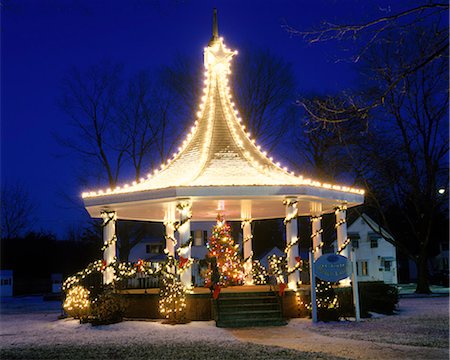 CHRISTMAS TREE IN A GAZEBO DECORATED WITH CHRISTMAS LIGHTS OXFORD MA Foto de stock - Con derechos protegidos, Código: 846-03166207