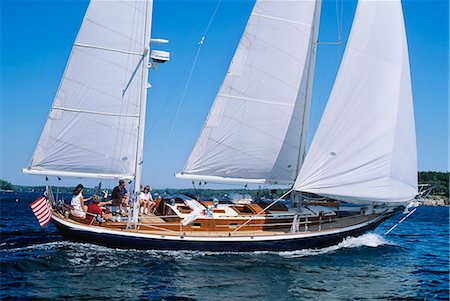 simsearch:846-03163816,k - FIVE PEOPLE ON SAILBOAT VIEW FROM ABEAM Fotografie stock - Rights-Managed, Codice: 846-03166240