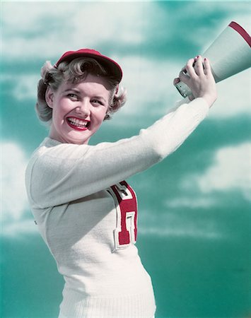 ANNÉES 50 ANNÉES 1940 SOURIANT TEEN CHEERLEADER FILLE PORTER VARSITY LETTRE PULL HOLDING MÉGAPHONE Photographie de stock - Rights-Managed, Code: 846-03166371