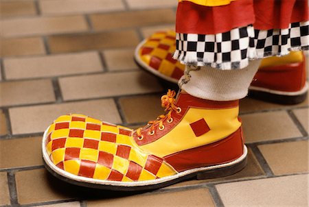 CLOWN DRÔLE PIEDS PIED CHAUSSURES OVERSIZE ROUGE & JAUNE VÉRIFICATIONS SILLY DRÔLES MALADROIT Photographie de stock - Rights-Managed, Code: 846-03163129