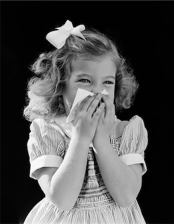 soufre - 1940s GIRL TODDLER SNEEZING TISSUE TO NOSE Foto de stock - Con derechos protegidos, Código: 846-03163178