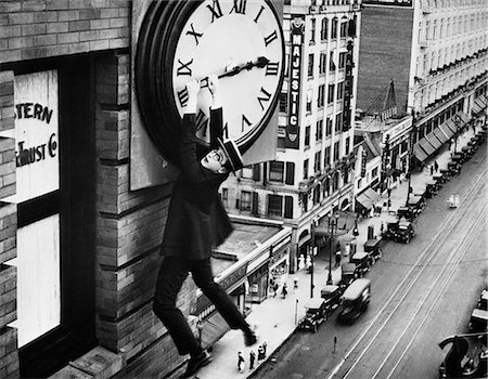 film - 1920s ACTOR HAROLD LLOYD HANGING FROM CLOCK ABOVE CITY STREET FROM 1923 FILM SAFETY LAST Stock Photo - Rights-Managed, Code: 846-03163188