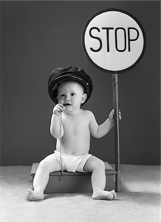 schwarzweiß - 1940ER JAHRE BABY BOY HALTEN STOPPSCHILD VERKEHR WHISTLE Stockbilder - Lizenzpflichtiges, Bildnummer: 846-03163192