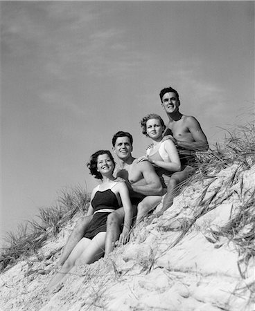 1930s GROUP YOUNG MEN WOMEN POSED ON BEACH SAND DUNE Foto de stock - Con derechos protegidos, Código: 846-03163200
