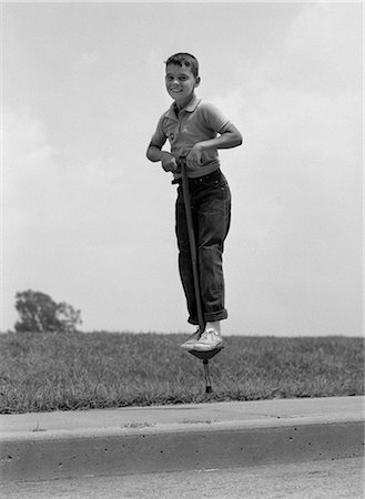 figura de palo - 1960s BOY JUMPING ON POGO STICK Foto de stock - Con derechos protegidos, Código: 846-03163211