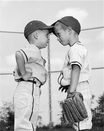 ANNÉES 1960 DEUX GARÇONS JOUER AU BASEBALL EN FAISANT VALOIR Photographie de stock - Rights-Managed, Code: 846-03163220