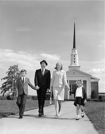 domingo por la mañana - 1960s FAMILY WALKING FROM CHURCH Foto de stock - Con derechos protegidos, Código: 846-03163243