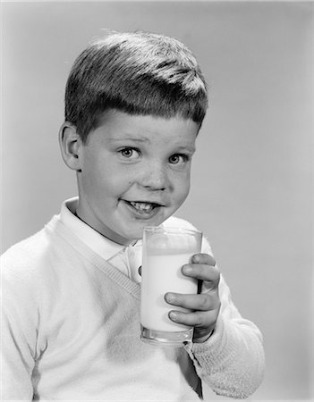 simsearch:846-03163288,k - 1960ER JAHRE LÄCHELND BOY HOLDING GLAS MILCH Stockbilder - Lizenzpflichtiges, Bildnummer: 846-03163264