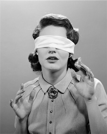 FEMME DES ANNÉES 1950 LES YEUX BANDÉE Photographie de stock - Rights-Managed, Code: 846-03163317