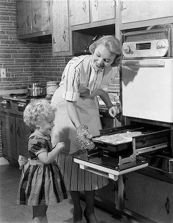 1950s MOTHER DAUGHTER KITCHEN STOVE COOKING BAKING Stock Photo - Rights-Managed, Code: 846-03163342