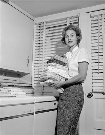 1950ER JAHRE WOMAN WÄSCHE FALTEN WASCHTROCKNER Stockbilder - Lizenzpflichtiges, Bildnummer: 846-03163359