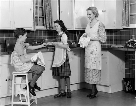 simsearch:846-03163346,k - 1930s MOTHER DAUGHTER SON KITCHEN HAPPY Stock Photo - Rights-Managed, Code: 846-03163363