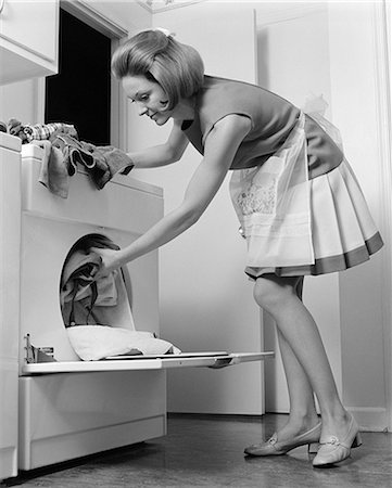 stirare - 1970s WOMAN DRYER LAUNDRY Fotografie stock - Rights-Managed, Codice: 846-03163373