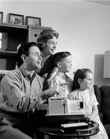 1960s FAMILY LOOKING AT SLIDES SLIDE PROJECTOR Stock Photo - Rights-Managed, Code: 846-03163406