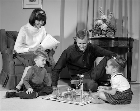 1960s FAMILY CHILDREN PLAYING GAME IN LIVING ROOM MOUSETRAP Foto de stock - Con derechos protegidos, Código: 846-03163408