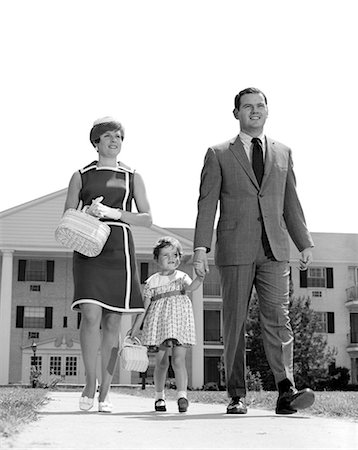 domenica mattina - 1960s FAMILY TAKING A WALK SIDEWALK Fotografie stock - Rights-Managed, Codice: 846-03163415