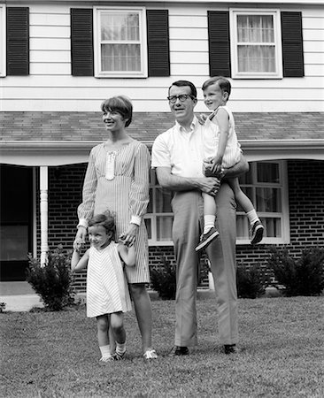 full - FAMILLE DES ANNÉES 1960, DEBOUT DANS LA COUR DE LA MAISON Photographie de stock - Rights-Managed, Code: 846-03163410