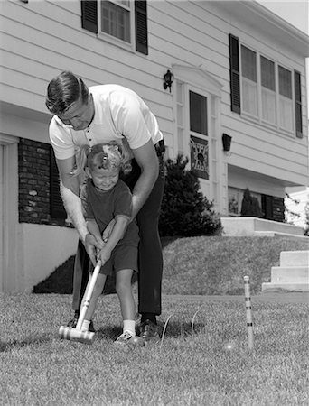 FAMILLE DES ANNÉES 1960, JOUANT AU CROQUET YARD Photographie de stock - Rights-Managed, Code: 846-03163411