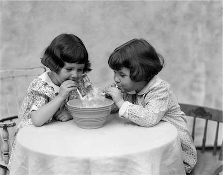 1930s TWO GIRLS PLAYING WITH PIPES SMOKE Foto de stock - Con derechos protegidos, Código: 846-03163423