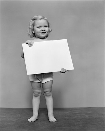 simsearch:846-03163616,k - ANNÉES 1940 ENFANT HOLDING SIGNE VIERGE CARTE Photographie de stock - Rights-Managed, Code: 846-03163503