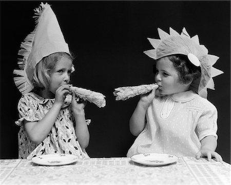 party indoors retro - 1930s CHILDREN WITH NOISE MAKERS PARTY GIRLS Foto de stock - Con derechos protegidos, Código: 846-03163531