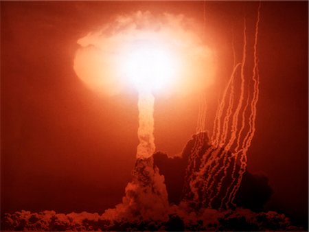 fungo atomico - 1970s ATOM BOMB MUSHROOM CLOUD EXPLOSION Fotografie stock - Rights-Managed, Codice: 846-03163633