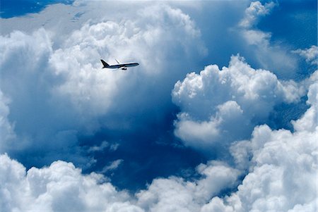 BOEING 767 FLYING THROUGH CLOUDS OVER NORTH ATLANTIC OCEAN Foto de stock - Con derechos protegidos, Código: 846-03163699