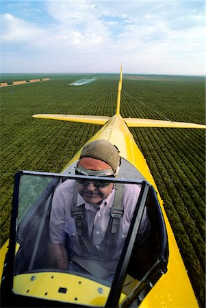 sin pesticida - CLOSE-UP OF PILOT IN COCKPIT OF CROP DUSTING AIRPLANE Foto de stock - Con derechos protegidos, Código: 846-03163691