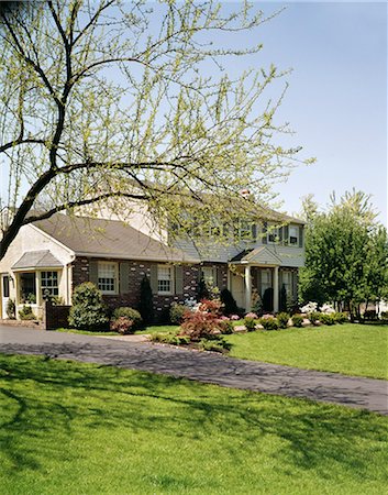 simsearch:846-03164008,k - 1970s HOUSE WITH BRICK SIDING AND BEIGE SHUTTERS IN THE SPRINGTIME Foto de stock - Direito Controlado, Número: 846-03163722