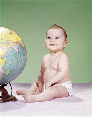 1960s SMILING BABY WEARING DIAPER SITTING BESIDE EARTH GLOBE Foto de stock - Con derechos protegidos, Código: 846-03163755