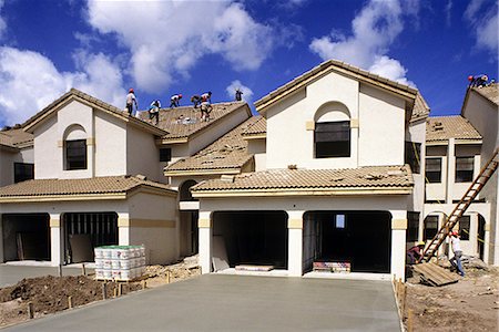 simsearch:846-03164008,k - CONSTRUCTION SITE WORKERS PUTTING TILE ROOF ON STUCCO TOWNHOUSES Foto de stock - Direito Controlado, Número: 846-03163771