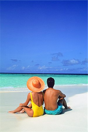 simsearch:846-03165304,k - 1990s MAN AND WOMAN SITTING ON THE BEACH FACING THE WATER MOPION ISLAND, GRENADINES, WEST INDIES Foto de stock - Con derechos protegidos, Código: 846-03163782