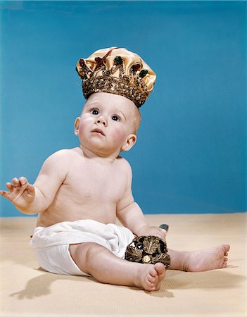 ANNÉES 1960 BÉBÉ PORTE COUCHE EN TISSU ET LA COURONNE DU ROI HOLDING A ROYAL MONARQUES SCEPTRE Photographie de stock - Rights-Managed, Code: 846-03163824