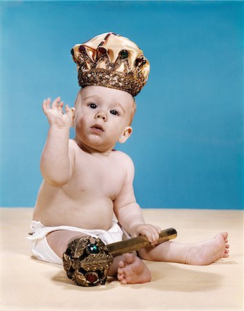 ANNÉES 1960 BÉBÉ PORTE COUCHE EN TISSU ET LA COURONNE DU ROI HOLDING A ROYAL MONARCH SCEPTRE EN AGITANT AVEC UN BRAS LEVÉ Photographie de stock - Rights-Managed, Code: 846-03163821