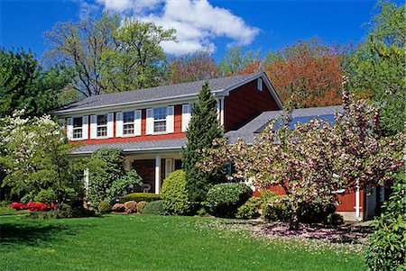 RED HOUSE AND FLOWERING BUSHES IN SPRING NEW JERSEY Foto de stock - Con derechos protegidos, Código: 846-03163831