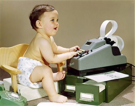 ANNÉES 1960 BÉBÉ COUCHE EN TISSU ASSIS DANS LA CHAISE DE RAPPEL À L'AIDE D'AJOUT MACHINE CALCULATRICE Photographie de stock - Rights-Managed, Code: 846-03163888