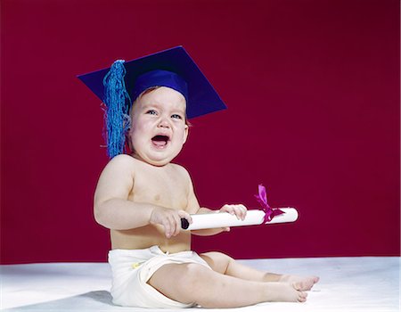 simsearch:846-03163914,k - 1960ER JAHRE WEINEN BABY HALTEN DIPLOM TRAGEN GRADUATION CAP HUT Stockbilder - Lizenzpflichtiges, Bildnummer: 846-03163902