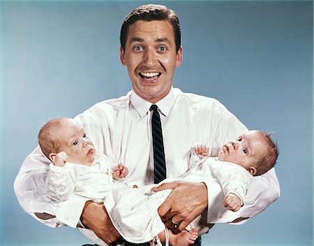 1960ER JAHRE LÄCHELND MANN VATER HOLDING TWIN BABYS KLEINKINDER Stockbilder - Lizenzpflichtiges, Bildnummer: 846-03163921