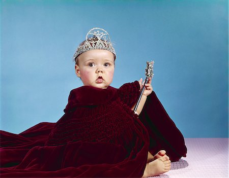 ANNÉES 1960 BÉBÉ HABILLÉ COMME ROYAL VELVET QUEEN ROBE MANTEAU CAPE STRASS DIADEME BAGUETTE COURONNE ET LE SCEPTRE Photographie de stock - Rights-Managed, Code: 846-03163938