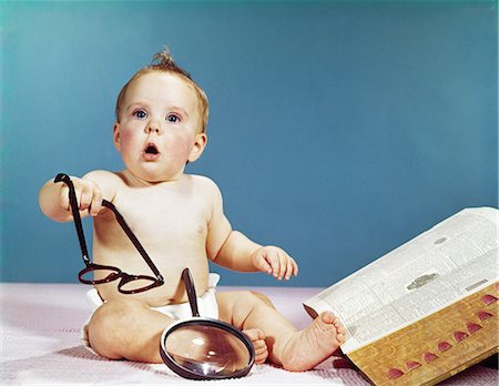 1960ER JAHRE BABY HOLDING BRILLEN MIT WÖRTERBUCH ÖFFNEN UND LUPE FORSCHUNG Stockbilder - Lizenzpflichtiges, Bildnummer: 846-03163962