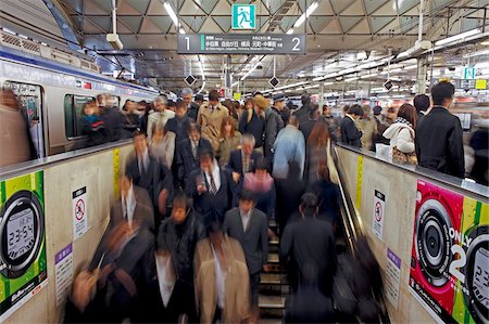 Voyageurs se déplaçant dans la gare de Shibuya pendant l'heure de pointe, le quartier de Shibuya, Tokyo, Japon, Asie Photographie de stock - Rights-Managed, Code: 841-05784770
