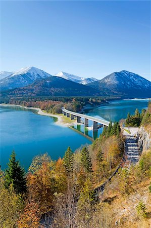 pictures of places in germany - Route pont au-dessus du lac Sylvenstein, avec les montagnes en arrière-plan, Bavière, Allemagne, Europe Photographie de stock - Rights-Managed, Code: 841-05784839